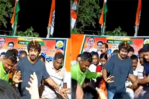 ভোটের প্রচারে নেমে বিপাকে দেব, ভেঙে পড়ল মঞ্চ 