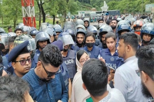 এনসিপির গাড়িবহর শ্রীমঙ্গলে আটকে দিল পুলিশ