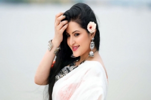 ভালোবাসার মানুষকে নিয়ে দুনিয়া জয় করা যায় : পরীমণি