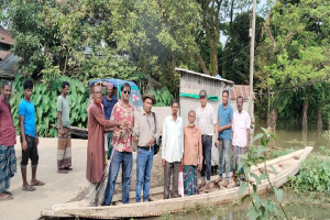 সাঁতরে স্কুলে যাতায়াত করা শিক্ষার্থীরা পেল নৌকা