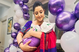 কোলে তুলে মেয়েকে প্রকাশ্যে আনলেন পরী