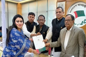 মনোনয়ন ফরম সংগ্রহ করলেন সাবেক ক্রিকেটারের স্ত্রী