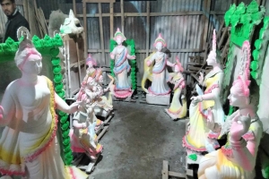 প্রতিমা তৈরিতে ব্যস্ত সময় পাড় করছে লাখাইয়ে মৃৎশিল্পীরা