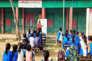 ‘আমরা ভয়ে থাকি, কখন ছাদ থেকে সিমেন্টের কংক্রিট ভেঙ্গে মাথার উপর পড়ে’