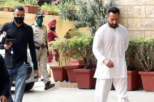 গভীর রাতে বাড়িতে ঢুকে সাইফ আলি খানকে ছু*রিকাঘা*ত
