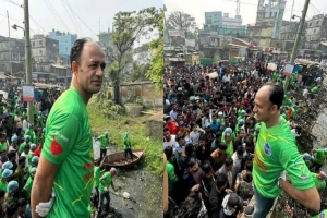 খাল পরিস্কারে ব্যারিস্টার সুমনের সঙ্গে যোগ দিলেন মাধবপুর ক্লিনের ৩০০ স্বেচ্ছাসেবী  