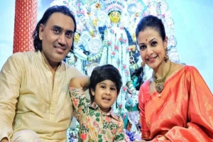 পূজা মণ্ডপে অন্তঃসত্ত্বা কোয়েলের প্রার্থনা