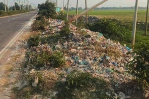 ঢাকা-সিলেট মহাসড়কের পাশে ময়লার ভাগাড়