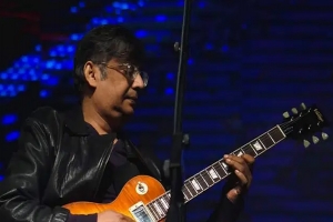 মঞ্চে গিটার বাজাতে বাজাতেই মা রা গেলেন পিকলু