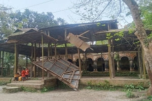 ধ্বং/সের দ্বারপ্রান্তে শতবর্ষী ঐতিহ্য জলসুখার গিরিষ বাবুর বাড়ি ধ্বং/সের দ্বারপ্রান্তে শতবর্ষী ঐতিহ্য জলসুখার গিরিষ বাবুর বাড়ি