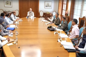 তিন বা হি নী র প্রধানের সঙ্গে জরুরি বৈঠকে মো*দি