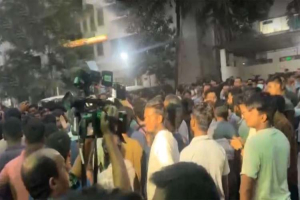 ঢামেকে ডাক্তারদের সঙ্গে শিক্ষার্থীদের সংঘর্ষ, জরুরি সেবা বন্ধ