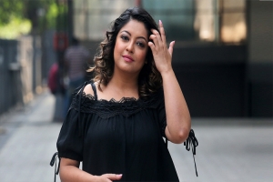 ‘আমাকে ছোট স্কার্ট পরিয়ে বসিয়ে রাখতেন বিবেক’