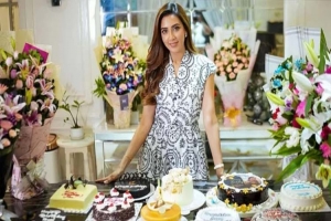 ৩০ কেক কেটে ৩২তম জন্মদিন পালন মিমের