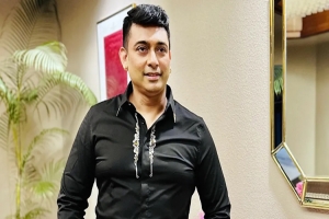 নতুন বউ নিয়ে হানিমুনে জায়েদ খান