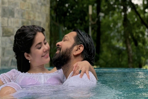 বৃষ্টিতে সুইমিংপুলে তাহসান-রোজা, শেয়ার করলেন মুহূর্ত