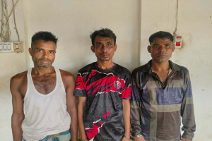 তাহিরপুরে তিন মা*দক ব্যবসায়ীকে আট*ক করে পুলিশে স*পোর্দ গ্রামবাসীর