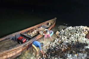 সিলেটের কোম্পানীগঞ্জ লুট হওয়া সাদাপাথর আগের জায়গায় ফেলার নির্দেশ: হাইকোর্ট