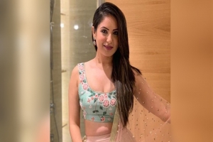 অসুস্থ হয়ে হাসপাতালে পূজা