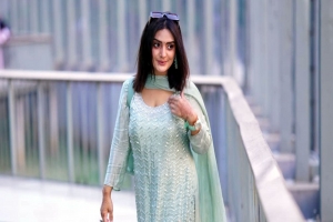 অ প হ র ণে র চেষ্টা, গাড়ি থেকে লাফিয়ে প্রাণে বাঁ চ লে ন নায়িকা নিঝুম