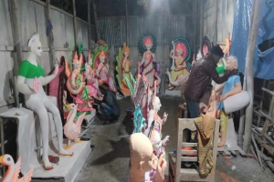 লাখাইয়ে সরস্বতী প্রতিমা তৈরিতে ব্যস্ত কারিগর
