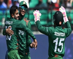 ফিল্ডিংয়ে বাংলাদেশ, দলে নেই রিয়াদ
