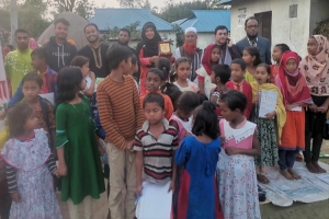 লাখাইয়ে স্কুলের ছাত্র ছাত্রীর মধ্যে বস্ত্র ও উপকরণ বিতরণ
