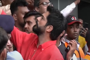 ভক্তদের সঙ্গে সেলফি তুললেন বুরাক