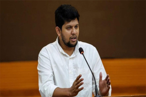 বড় শ য় তা ন এখনো আমাদের কাঁধে শ্বাস ফেলছে : মাহফুজ আলম