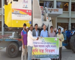 চুনারুঘাটে কম্বাইন হারভেস্টার মেশিন বিতরণ