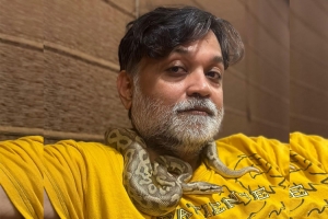 গলায় সাপ জড়িয়ে ঘুরছেন সৃজিত