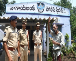 ভারতে ৮ বছর ধরে থানায় বসবাস করছেন এক বাংলাদেশি